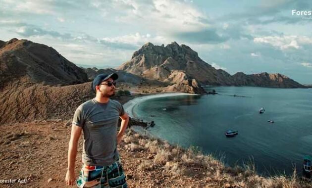 Pose Jantan di Bukit Pulau Padar